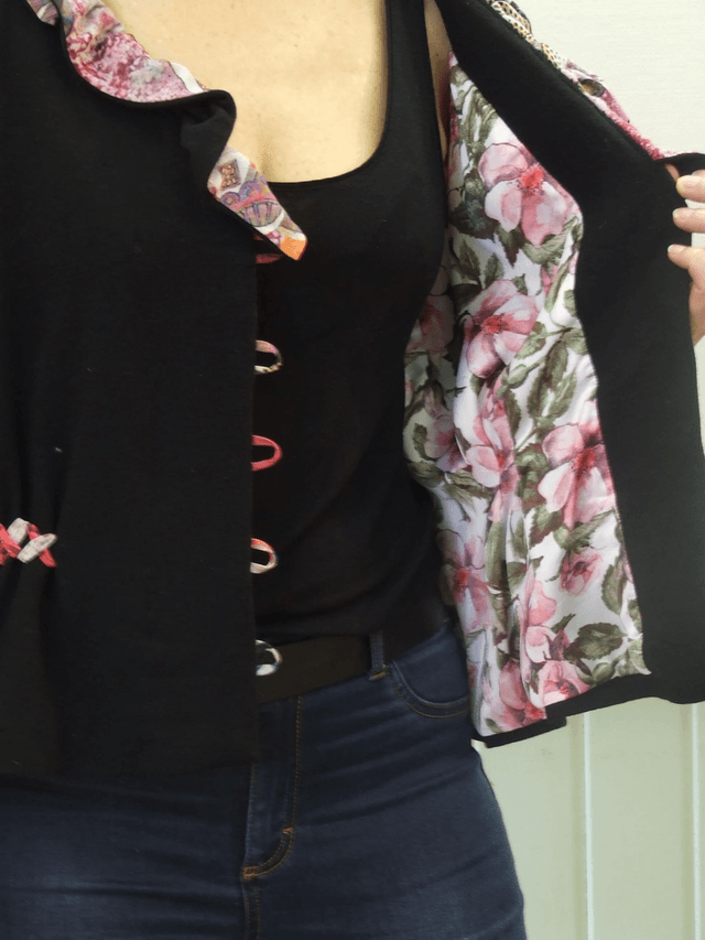 Veste crêpe de laine et col en soie colorée