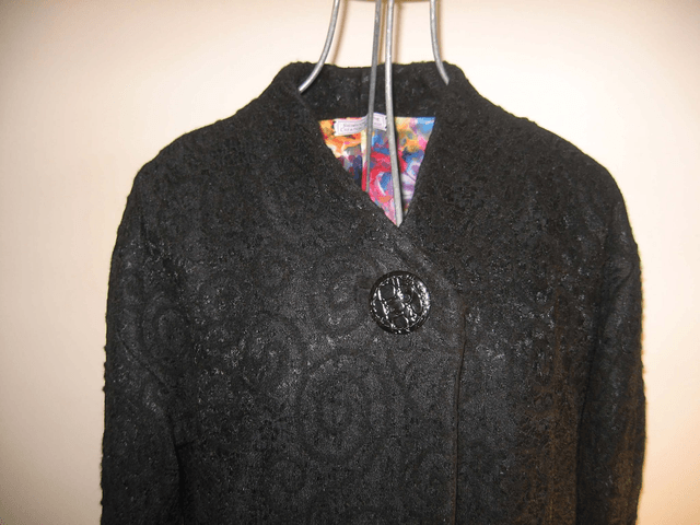 Manteau noir en laine bouillie et dentelle