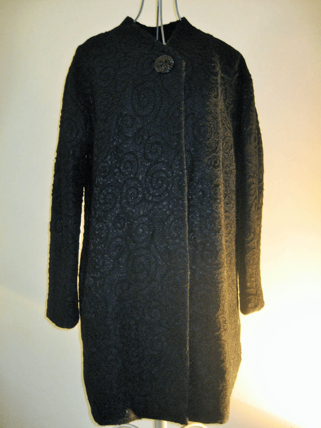 Manteau noir en laine bouillie et dentelle