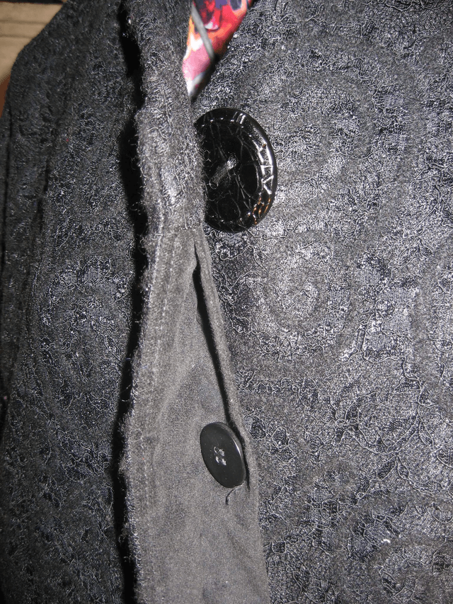 Manteau noir en laine bouillie et dentelle